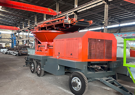 The wood crusher sent to Canada is being produced in the workshop